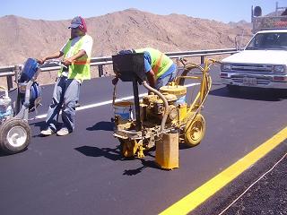 hombre trabajando con pintaraya